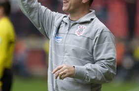 ATLETICO PARANAENSE/PR X CORINTHIANS/SP - Mano Menezes em um lance da partida realizada esta tarde no estádio da Arena da Baixada, em Curitiba, válida pelo primeiro turno do Campeonato Brasileiro de 2009