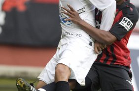 ATLETICO PARANAENSE/PR X CORINTHIANS/SP - Marcinho e Valencia em um lance da partida realizada esta tarde no estádio da Arena da Baixada, em Curitiba, válida pelo primeiro turno do Campeonato Brasileiro de 2009