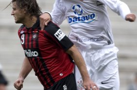 ATLETICO PARANAENSE/PR X CORINTHIANS/SP - Rafael Moura e Diego em um lance da partida realizada esta tarde no estdio da Arena da Baixada, em Curitiba, vlida pelo primeiro turno do Campeonato Brasileiro de 2009