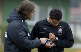 Durante o treino do Corinthians no estdio do J. Malucelli, em Curitiba, apenas com os jogadores que no participarao do jogo de hoje a tarde contra Atltico-PR, na Arena da Baixada, pelo Campeonato Brasileiro de 2009