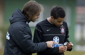 Durante o treino do Corinthians no estdio do J. Malucelli, em Curitiba, apenas com os jogadores que no participarao do jogo de hoje a tarde contra Atltico-PR, na Arena da Baixada, pelo Campeonato Brasileiro de 2009