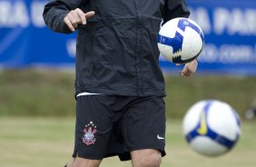 Durante o treino do Corinthians no estdio do J. Malucelli, em Curitiba, apenas com os jogadores que no participarao do jogo de hoje a tarde contra Atltico-PR, na Arena da Baixada, pelo Campeonato Brasileiro de 2009