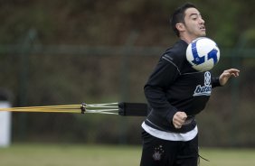 Durante o treino do Corinthians no estdio do J. Malucelli, em Curitiba, apenas com os jogadores que no participarao do jogo de hoje a tarde contra Atltico-PR, na Arena da Baixada, pelo Campeonato Brasileiro de 2009