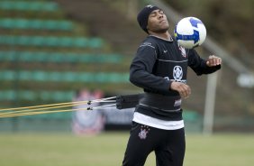 Durante o treino do Corinthians no estdio do J. Malucelli, em Curitiba, apenas com os jogadores que no participarao do jogo de hoje a tarde contra Atltico-PR, na Arena da Baixada, pelo Campeonato Brasileiro de 2009