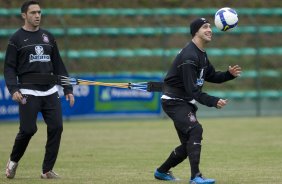 Durante o treino do Corinthians no estdio do J. Malucelli, em Curitiba, apenas com os jogadores que no participarao do jogo de hoje a tarde contra Atltico-PR, na Arena da Baixada, pelo Campeonato Brasileiro de 2009