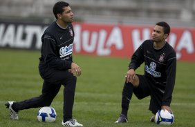 Andr Santos e Dentinho durante o treino do Corinthians realizado esta tarde no campo do Parana Clube, em Curitiba; o prximo jogo do time ser na proxima 4a. feira, 01/07, contra o Internacional/RS, no Beira-Rio, na deciso da Copa do Brasil 2009