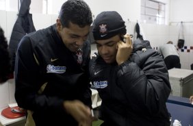 Andr Santos e Dentinho durante o treino do Corinthians realizado esta tarde no campo do Parana Clube, em Curitiba; o prximo jogo do time ser na proxima 4a. feira, 01/07, contra o Internacional/RS, no Beira-Rio, na deciso da Copa do Brasil 2009