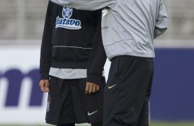 Dentinho e Mano Menezes durante o treino do Corinthians realizado esta tarde no campo do Parana Clube, em Curitiba; o próximo jogo do time será na proxima 4a. feira, 01/07, contra o Internacional/RS, no Beira-Rio, na decisão da Copa do Brasil 2009