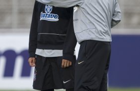 Dentinho e Mano Menezes durante o treino do Corinthians realizado esta tarde no campo do Parana Clube, em Curitiba; o prximo jogo do time ser na proxima 4a. feira, 01/07, contra o Internacional/RS, no Beira-Rio, na deciso da Copa do Brasil 2009