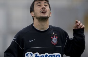 Douglas durante o treino do Corinthians realizado esta tarde no campo do Parana Clube, em Curitiba; o prximo jogo do time ser na proxima 4a. feira, 01/07, contra o Internacional/RS, no Beira-Rio, na deciso da Copa do Brasil 2009