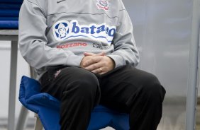 Mano Menezes durante o treino do Corinthians realizado esta tarde no campo do Parana Clube, em Curitiba; o prximo jogo do time ser na proxima 4a. feira, 01/07, contra o Internacional/RS, no Beira-Rio, na deciso da Copa do Brasil 2009