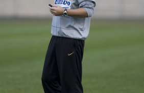 Mano Menezes durante o treino do Corinthians realizado esta tarde no campo do Parana Clube, em Curitiba; o prximo jogo do time ser na proxima 4a. feira, 01/07, contra o Internacional/RS, no Beira-Rio, na deciso da Copa do Brasil 2009