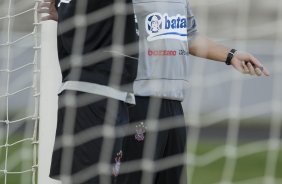 Mano Menezes e Elias durante o treino do Corinthians realizado esta tarde no campo do Parana Clube, em Curitiba; o prximo jogo do time ser na proxima 4a. feira, 01/07, contra o Internacional/RS, no Beira-Rio, na deciso da Copa do Brasil 2009