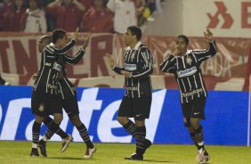 INTERNACIONAL/RS X CORINTHIANS/SP - Jorge Henrique(e) comemora seu gol em um lance da partida realizada esta noite no estádio Beira-Rio, em Porto Alegre, no jogo de decisão da Copa do Brasil 2009