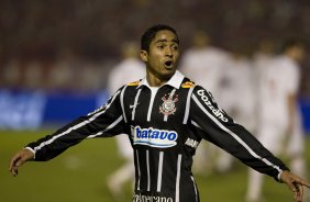 INTERNACIONAL/RS X CORINTHIANS/SP - Jorge Henrique fez o [rimeiro gol do Corinthians em um lance da partida realizada esta noite no estádio Beira-Rio, em Porto Alegre, no jogo de decisão da Copa do Brasil 2009