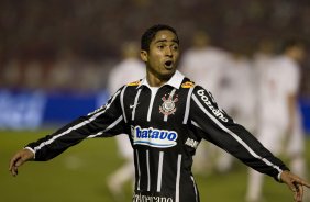 INTERNACIONAL/RS X CORINTHIANS/SP - Jorge Henrique fez o [rimeiro gol do Corinthians em um lance da partida realizada esta noite no estdio Beira-Rio, em Porto Alegre, no jogo de deciso da Copa do Brasil 2009