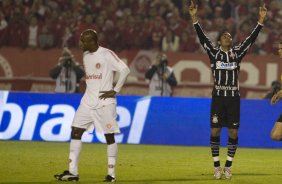 INTERNACIONAL/RS X CORINTHIANS/SP - Jorge Henrique fez o primeiro gol do Corinthians em um lance da partida realizada esta noite no estdio Beira-Rio, em Porto Alegre, no jogo de deciso da Copa do Brasil 2009