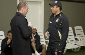 INTERNACIONAL/RS X CORINTHIANS/SP - Mano Menezes e Ronaldo nos vestiários antes da partida realizada esta noite no estádio Beira-Rio, em Porto Alegre, no jogo de decisão da Copa do Brasil 2009