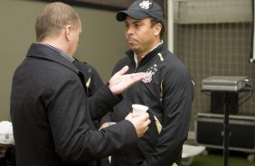 INTERNACIONAL/RS X CORINTHIANS/SP - Mano Menezes e Ronaldo nos vestiários antes da partida realizada esta noite no estádio Beira-Rio, em Porto Alegre, no jogo de decisão da Copa do Brasil 2009