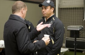 INTERNACIONAL/RS X CORINTHIANS/SP - Mano Menezes e Ronaldo nos vestirios antes da partida realizada esta noite no estdio Beira-Rio, em Porto Alegre, no jogo de deciso da Copa do Brasil 2009