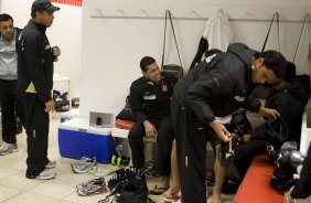 INTERNACIONAL/RS X CORINTHIANS/SP - Ronaldo; Andr Santos e Williamnos vestirios antes da partida realizada esta noite no estdio Beira-Rio, em Porto Alegre, no jogo de deciso da Copa do Brasil 2009