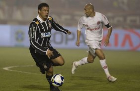 INTERNACIONAL/RS X CORINTHIANS/SP - Ronaldo e Guinazu em um lance da partida realizada esta noite no estádio Beira-Rio, em Porto Alegre, no jogo de decisão da Copa do Brasil 2009