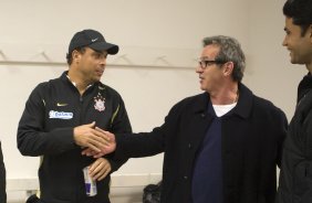 INTERNACIONAL/RS X CORINTHIANS/SP - Ronaldo e o médico Joaquim Grava nos vestiários antes da partida realizada esta noite no estádio Beira-Rio, em Porto Alegre, no jogo de decisão da Copa do Brasil 2009