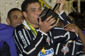 INTERNACIONAL/RS X CORINTHIANS/SP - em um lance da partida realizada esta noite no estádio Beira-Rio, em Porto Alegre, no jogo de decisão da Copa do Brasil 2009