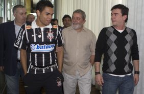 INTERNACIONAL/RS X CORINTHIANS/SP - Dentinho e o presidente do Corinthians Andres Sanchez recebidos no Palacio da Alvorara pelo Presidente Luiz Inacio Lula da Silva que queria cumprimentar o time que ontem conquistou a Copa do Brasil 2009 em Porto Alegre, aps empate por 2x2 com o time do Internacional/RS