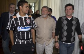 INTERNACIONAL/RS X CORINTHIANS/SP - Dentinho e o presidente do Corinthians Andres Sanchez, recebidos no Palacio da Alvorara pelo Presidente Luiz Inacio Lula da Silva que queria cumprimentar o time que ontem conquistou a Copa do Brasil 2009 em Porto Alegre, aps empate por 2x2 com o time do Internacional/RS