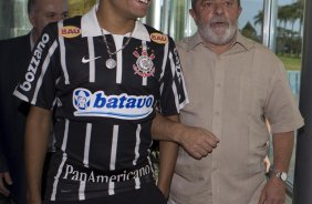 INTERNACIONAL/RS X CORINTHIANS/SP - Dentinho foi recebido no Palacio da Alvorara pelo Presidente Luiz Inacio Lula da Silva que queria cumprimentar o time que ontem conquistou a Copa do Brasil 2009 em Porto Alegre, aps empate por 2x2 com o time do Internacional/RS