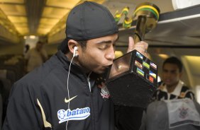 INTERNACIONAL/RS X CORINTHIANS/SP - Jorge Henrique beijando a taa na volta para So Paulo aps haver conquistado o tri-campeonato da Copa do Brasil, em Porto Alegre, aps empate por 2x2 com o time do Internacional/RS