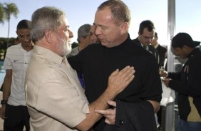 INTERNACIONAL/RS X CORINTHIANS/SP - O tcnico Mano Menezes foi recebido no Palacio da Alvorara pelo Presidente Luiz Inacio Lula da Silva que queria cumprimentar o time que ontem conquistou a Copa do Brasil 2009 em Porto Alegre, aps empate por 2x2 com o time do Internacional/RS