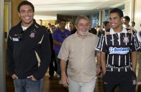 INTERNACIONAL/RS X CORINTHIANS/SP - Ronaldo e Dentinho(d) sao recebidos no Palacio da Alvorara pelo Presidente Luiz Inacio Lula da Silva que queria cumprimentar o time que ontem conquistou a Copa do Brasil 2009 em Porto Alegre, aps empate por 2x2 com o time do Internacional/RS