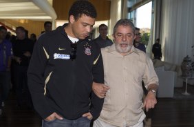 INTERNACIONAL/RS X CORINTHIANS/SP - Ronaldo e recebido no Palacio da Alvorara pelo Presidente Luiz Inacio Lula da Silva que queria cumprimentar o time que ontem conquistou a Copa do Brasil 2009 em Porto Alegre, aps empate por 2x2 com o time do Internacional/RS