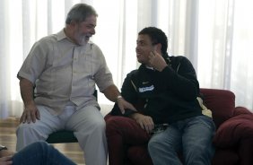 INTERNACIONAL/RS X CORINTHIANS/SP - Ronaldo e recebido no Palacio da Alvorara pelo Presidente Luiz Inacio Lula da Silva que queria cumprimentar o time que ontem conquistou a Copa do Brasil 2009 em Porto Alegre, aps empate por 2x2 com o time do Internacional/RS