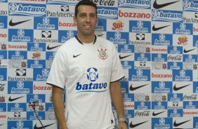 O meia Edu, Ex-Valencia, foi apresentado como novo reforco do time hoje pela manh no Parque So Jorge; o prximo jogo do time ser amanh, 4a. feira, 08/07, contra o Fluminense, no Pacaembu, pelo Campeonato Brasileiro 2009