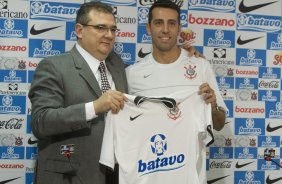 O meia Edu, Ex-Valencia, foi apresentado como novo reforco do time hoje pela manhã no Parque São Jorge; o próximo jogo do time será amanhã, 4a. feira, 08/07, contra o Fluminense, no Pacaembu, pelo Campeonato Brasileiro 2009
