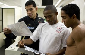 CORINTHIANS/SP X FLUMINENSE/RJ - Andr Santos; Elias e Jorge Henrique nos vestirios antes da partida realizada esta noite no estdio do Pacaembu, zona oeste da cidade, vlida pelo turno do Campeonato Brasileiro de 2009