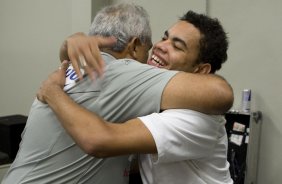 CORINTHIANS/SP X FLUMINENSE/RJ - Dentinho abraca o massagista Cear nos vestirios antes da partida realizada esta noite no estdio do Pacaembu, zona oeste da cidade, vlida pelo turno do Campeonato Brasileiro de 2009