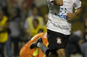 CORINTHIANS/SP X FLUMINENSE/RJ - Dentinho comemora sue gol o segundo do Corinthians em um lance da partida realizada esta noite no estádio do Pacaembu, zona oeste da cidade, válida pelo turno do Campeonato Brasileiro de 2009