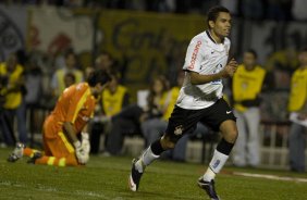 CORINTHIANS/SP X FLUMINENSE/RJ - Dentinho deixa o goleiro Ricardo Berna no chao e comemora seu gol o segundo do Corinthians em um lance da partida realizada esta noite no estdio do Pacaembu, zona oeste da cidade, vlida pelo turno do Campeonato Brasileiro de 2009