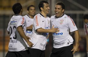 CORINTHIANS/SP X FLUMINENSE/RJ - Ronaldo comemora seu segundo gol com Douglas e Jorge Henrique em um lance da partida realizada esta noite no estdio do Pacaembu, zona oeste da cidade, vlida pelo turno do Campeonato Brasileiro de 2009