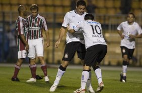 CORINTHIANS/SP X FLUMINENSE/RJ - Ronaldo comemora seu terceiro gol com Douglas em um lance da partida realizada esta noite no estdio do Pacaembu, zona oeste da cidade, vlida pelo turno do Campeonato Brasileiro de 2009