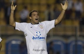 CORINTHIANS/SP X FLUMINENSE/RJ - Ronaldo comemora seu terceiro gol em um lance da partida realizada esta noite no estádio do Pacaembu, zona oeste da cidade, válida pelo turno do Campeonato Brasileiro de 2009