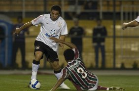 CORINTHIANS/SP X FLUMINENSE/RJ - Ronaldo deixa Edcarlos no chao e vai fazer o terceiro gol do Corinthians em um lance da partida realizada esta noite no estdio do Pacaembu, zona oeste da cidade, vlida pelo turno do Campeonato Brasileiro de 2009