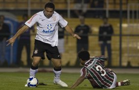 CORINTHIANS/SP X FLUMINENSE/RJ - Ronaldo deixa Edcarlos no chao e faz o terceiro gol do Corinthians em um lance da partida realizada esta noite no estdio do Pacaembu, zona oeste da cidade, vlida pelo turno do Campeonato Brasileiro de 2009