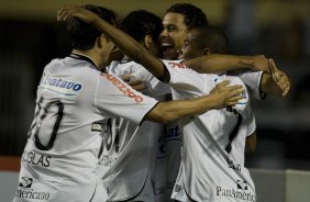 CORINTHIANS/SP X FLUMINENSE/RJ - Ronaldo(c) comemora seu primeiro gol em um lance da partida realizada esta noite no estdio do Pacaembu, zona oeste da cidade, vlida pelo turno do Campeonato Brasileiro de 2009