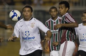 CORINTHIANS/SP X FLUMINENSE/RJ -  em um lance da partida realizada esta noite no estádio do Pacaembu, zona oeste da cidade, válida pelo turno do Campeonato Brasileiro de 2009