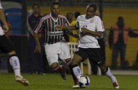 CORINTHIANS/SP X FLUMINENSE/RJ -  em um lance da partida realizada esta noite no estdio do Pacaembu, zona oeste da cidade, vlida pelo turno do Campeonato Brasileiro de 2009